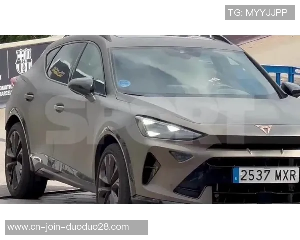 每体：亚马尔脸上贴了一个星形贴纸，有维护皮肤和消炎的功用